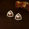 Pendientes de Plata de Ley S925 Exquisitos de Moda Joker Circonita Triángulo Perla Pendientes Pequeños Simples Femeninos de Temperamento Venta al por Mayor