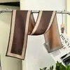 Bufanda larga de seda vintage estampada en bloques de color para mujer, en un estilo satinado de tono café, perfecta para otoño e invierno, versátil como bufanda decorativa para el cuello o chal