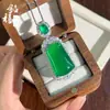Ágata transparente como el hielo incrustado con un charm de "Sin Preocupaciones", un colgante de jade, disponible en múltiples colores, un elegante colgante de jade para mujer, al por mayor