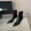 Botas de Cano Curto Salto Alto Marrom Chuyuji de Alta Qualidade para Mulheres 2026 Novo Estilo Europeu e Americano Bico Fino Salto Agulha Botas Finas Botas da Moda