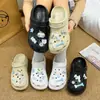 2025 Nuevos Zuecos Versátiles Lindos Azules a Cuadros Manzana Gato Kt Serie Azul con Plantillas Desmontables DIY y Dijes para Zapatos