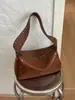 Colección nueva 2025: Bolsas de axila de moda y minimalistas para el verano, con un diseño elegante y sofisticado con detalles de remaches y una forma acolchada, perfectas para un look cool y chic
