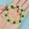 Barraca de ponto cênico vendendo joias feitas à mão com miçangas imitação de jade contas de barril pulseira de vidro atacado masculino e feminino este ano pulseira