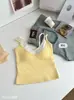 Camisola de chica caliente de verano para mujer, imitación de dos piezas con copas incorporadas, diseño de color contrastante, adecuada para usar sola o en capas, con una espalda bonita y corte ajustado