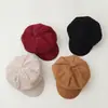 Gorra de pana de color liso estilo coreano para mujer, gorra de pico de pato de moda, versátil para otoño e invierno, gorra artística de artista, gorra octogonal retro británica