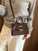 Bolsa pequena requintada e moderna para mulheres, nova moda 2026 bolsa transversal versátil, bolsa de mão popular para outono e inverno, bolsa quadrada pequena