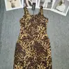 Ropa europea y americana transfronteriza para mujer 2025 primavera nuevo sexy chica caliente cuello en U tirantes de leopardo vestido ajustado al cuerpo mujer venta al por mayor