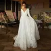 Vestido de noiva vintage europeu e americano de renda com decote em V e mangas compridas, com saia ampla em A e cauda, plus size, para cerimônia de casamento na igreja