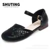 Sapatos para mãe de meia-idade e idosa primavera e verão sola macia sola de borracha sapatos rasos de camada única confortáveis antiderrapantes respiráveis entrega de fábrica em uma peça
