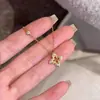Livro Vermelho Pequeno Colar de Trevo de Quatro Folhas Escovado Meio Antigo Feminino Vintage High-end Flor Oca Zircônia Corrente de Clavícula Tendência