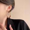 Aretes grandes dorados aretes de mujer lujo ligero de alta gama temperamento 2024 nuevas explosiones únicos exagerados aretes de aro liso