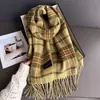 Bufanda Cálida de Cuadros Estilo Británico Clásico Otoño e Invierno Chal para Mujer Versátil Ropa de Trabajo Borla Arena Fina Bufanda de Imitación Cachemir