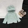 Elegante atuendo de otoño para bebés niños: conjunto nuevo de sudadera con capucha a rayas y pantalones cargo de camuflaje