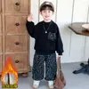 Traje de Pantalón de Terciopelo con Estampado de Leopardo para Niños Invierno 2025 Nuevo Estilo Coreano Conjunto de Dos Piezas de Terciopelo para Niños Pequeños y Medianos Ropa