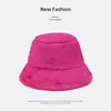 Chapéu de pescador de pelúcia em cores vibrantes para outono e inverno, quente e à prova de frio, versátil, moderno, casual, com toque de alta qualidade, faz o rosto parecer menor