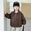 Chaqueta de niño otoño 2026 nuevo estilo, chaqueta de cuero elegante y genial para niños pequeños, top versátil para primavera y otoño para niños