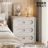 Mesita de noche de madera maciza estilo crema para uso doméstico, Gabinete lateral de lujo para dormitorio con tres cajones, Pequeño gabinete de almacenamiento