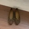 Estilo Coreano Sapatilhas Delicadas de Fada com Bico Baixo para Mulheres 2026 Novo Estilo Estilo Festa Sapatilhas de Camurça Sapatos de Vovó