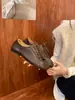 Zapatos planos de piel de cerdo beige con puntera dividida, nuevo estilo vintage otoño 2026, con cordones, versátiles para el trabajo, zapatos de cuero