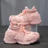 Tênis Infantil Flyknit Tendência 2024 Primavera Novo Estilo Coreano Tênis Respirável de Malha para Meninos Tênis de Corrida com Sola Macia para Meninas