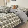 Roupa de Cama para Dormitório Estudantil no Atacado, Conjunto de Três Peças em Algodão Lavado Classe A, Algodão Imitado Tipo Nuvem, Conjunto de Quatro Peças Estilo Muji, Lençol de Cama e Capa de Edredom