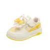 Sapatos Infantis Meninas Verão 2026 Novo Estilo Crianças Antiderrapante Superfície de Couro Tênis Esportivo Meninas Versátil Laço Crianças Maiores Patins