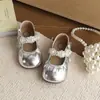 Sapatos de princesa estilo coreano para meninas 2026 novo modelo primavera e outono mocassins de couro macio plissados com pérolas sapatos pequenos de couro para crianças sapatos de couro para meninas
