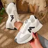 Tênis Feminino Color Block Vintage Primavera 2026, Sapatos Casuais Respiráveis de Solado Macio, Leves com Cadarço, Sapatos Femininos Multicoloridos