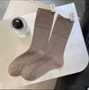 Calcetines blancos de tubo medio con etiqueta de tela pequeña de principios de otoño, calcetines japoneses apilados Jk con patrón vertical, suaves y combinables para uso exterior.