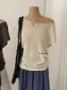 Wgwe9058 Guangzhou Shisanxing Moda Feminina Verão Novo Suéter de Tricô Off-Shoulder Solto Assimétrico Top Tendência