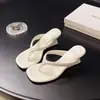 Sandalias de cuña con punta de tanga estilo francés para mujer, adecuadas para usar al aire libre, Nueva moda de verano 2025, Chanclas de tacón alto simples y elegantes