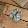 Sapatos Infantis de Couro Florais para Meninas Primavera e Outono Novos Sapatos de Princesa com Cadarço Sapatos Individuais para Meninas Pequenas Sapatos Anti-Chute para Bebês Caminharem