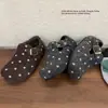 2026 Invierno Nuevos Zapatos de Algodón de Lunares para Niños Estilo Coreano Retro de Lana con Plus de Terciopelo Cálidos Suela Suave Casual Zapatos Tipo Birkenstock Modernos
