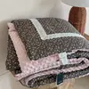 Nuevo modelo 2026 colcha de gasa de doble capa con esquinas cuadradas de cuatro lados y núcleo integrado, lavable a máquina, cálida para otoño e invierno, adecuada para todas las estaciones, primavera y otoño