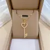 [Acero de Titanio] Collar con Colgante de Zirconia en Forma de Llave con Diamantes Completos, Estilo Palacio Lujoso, Cadena Versátil para la Clavícula para Mujeres, Cadena de Acero de Titanio