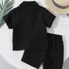 Novo Conjunto de Moda Infantil Masculino Verão Casual Estilo Coreano, Camisa Elegante de Manga Curta com Lapela e Shorts Respiráveis