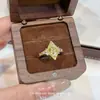 Diseño de moda estilo chino con cara de anillo texturizada de mariposa y floral, exquisito y versátil, anillo único y personalizado para mujer