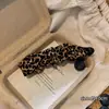 Pinza Banana Plisada con Estampado de Leopardo y Lunares Retro Pinza Vertical Retorcida de Satén de Alta Gama Pinza para el Cabello Accesorios para el Cabello en la Parte Posterior de la Cabeza