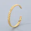 Pulsera Abierta en Forma de C con Textura de Acero de Titanio Estilo Ins Frío Europeo y Americano, Sentido Avanzado, Distintiva Pulsera Torcida de Acero Inoxidable