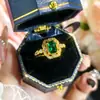 Pendientes de Colgante Rectangulares Pequeños con Racimo de Diamantes Verdes de Lujo de Nicho Estilo Palacio Retro Anillo Abierto Conjunto Elegante de Tres Piezas para Mujer