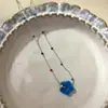 Collar Multicolor de Flor con Esmalte Azul con un Diseño Fresco y Moderno, Cadena Versátil para la Clavícula