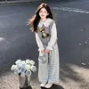 Roupa moderna para primavera e outono para meninas: um colete de urso de desenho animado fofo, uma camisa com gola de boneca e calças casuais xadrez de perna larga