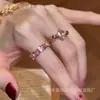 Anel Rosa Dourado com Diamante Rosa e Pedras Rosadas, Cores Contrastantes, Para Usar em Camadas, Vibração Suave, Realça o Tom de Pele, Versátil e Moderno