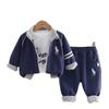 Conjunto de Três Peças Masculino de Primavera com Gola Alta de Roupas Infantis da Moda 2025 Novo Lindo Bebê Estilo Coreano Tendência Traje de Bebê