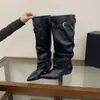 Primeiro Encontro Temporada Salto Grosso Franzido Bico Fino Botas Longas Femininas 2026 Outono/Inverno Nova Chegada Fivela de Cinto Panturrilha Larga Botas de Cavaleiro
