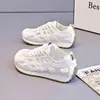Sapatos Femininos Leves de Malha Respirável 2026 Verão Novos Sapatos Casuais Sola Macia Versátil Ultra-Fino Confortável Sapatos Brancos