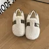 Zapatos planos suaves y acogedores para mujer con una delicada hebilla metálica y forro de felpa, perfectos para ir al trabajo y versátiles para cualquier ocasión, estilo 2026