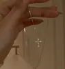 Novo colar de cruz todo em diamantes para mulheres, corrente para a clavícula com um design único e estiloso, doce e cool, simples e fashion, versátil com um toque de luxo