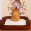 Esculpidas em madeira de cipreste chinês, estas figuras estilo cartoon de "Jornada ao Oeste" de Tang Sanzang, Wukong e Bajie são ornamentos de mesa relaxantes e lembranças culturais e criativas de áreas cênicas.