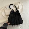 Bolsa de Ombro Personalizada 2024 Nova Bolsa Casual Feminina Bonita de Nicho Moda Primavera e Verão Bolsa de Balde Portátil
